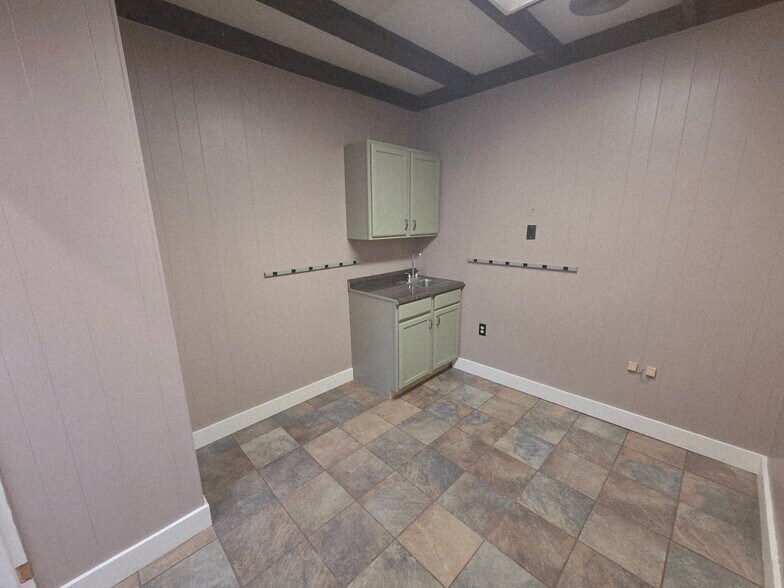 More Photos Of 17 E Carey St, Plains Apartments For Lease