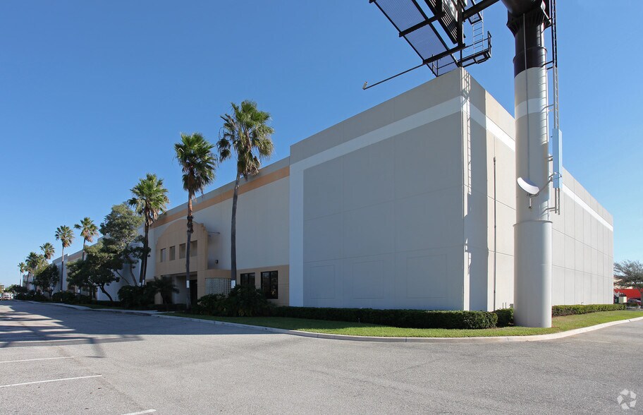 More Photos Of 3900 Fiscal Ct, Riviera Beach Warehouse For Lease