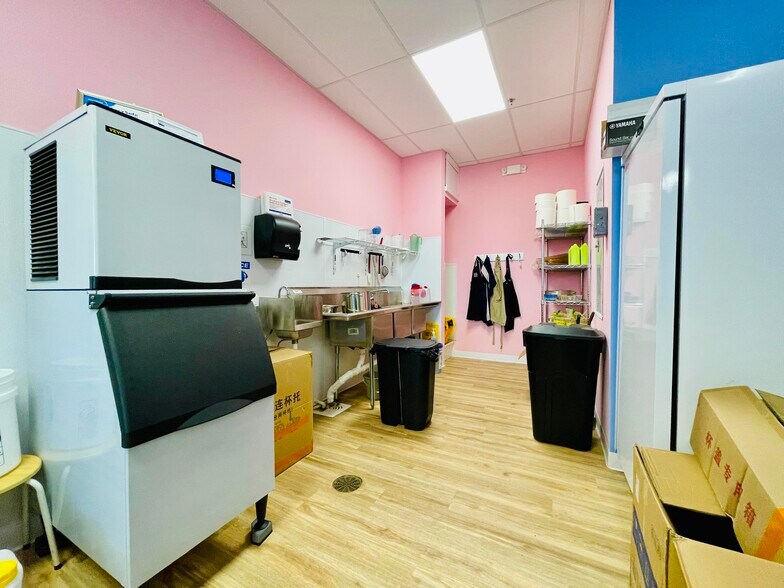 More Photos Of 3068 Kirchoff Rd, Rolling Meadows General Retail For Sale