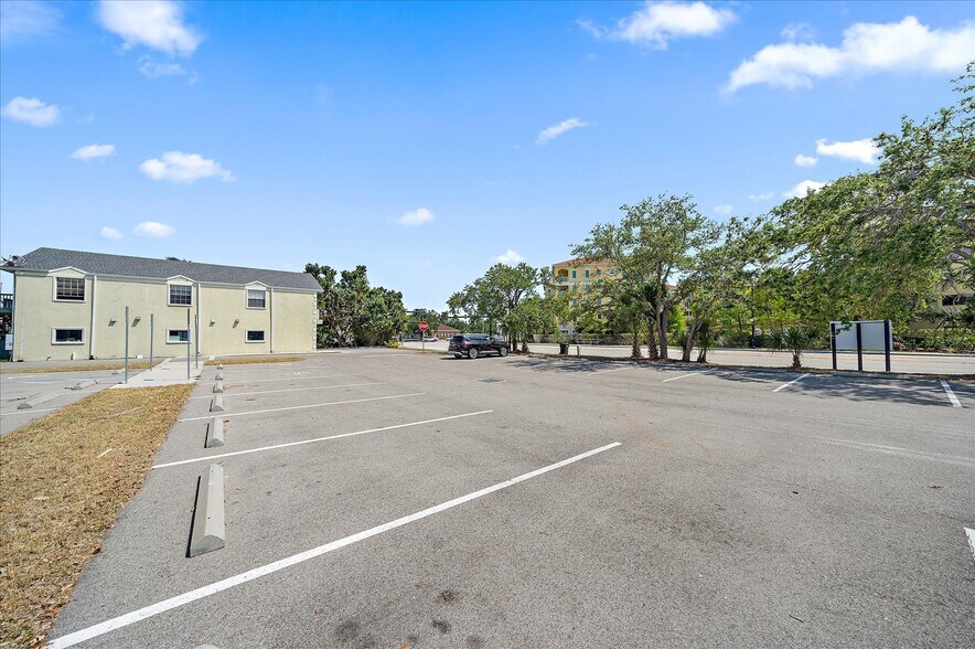 More Photos Of 925 Tamiami Trl S, Venice Storefront Retail Residential For Sale