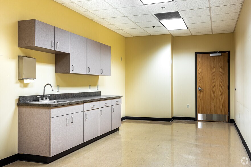 More Photos Of 1131 SW Winding Rd, Topeka Office For Sale