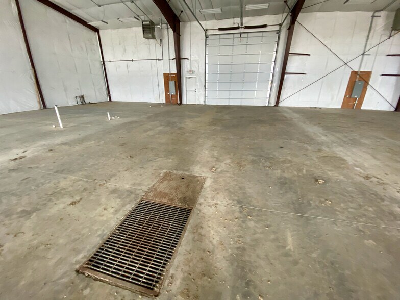 More Photos Of 6414 Wickum Rd, Williston Warehouse For Lease