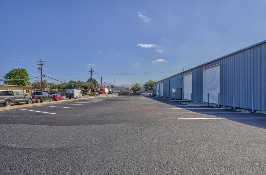 More Photos Of 50 Chamberlain St, Salinas Warehouse For Sale
