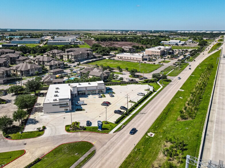 More Photos Of 4805 E Sam Houston Pky S, Pasadena Office For Sale