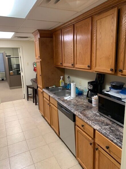 More Photos Of 12562 S Harrells Ferry Rd, Baton Rouge Office For Sale