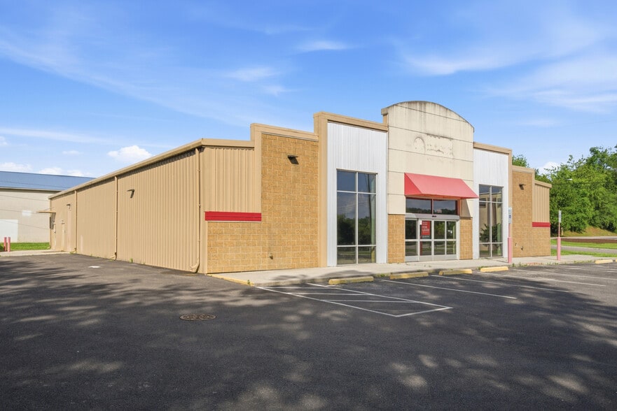 More Photos Of 800 W Main St, Radford Freestanding For Sale
