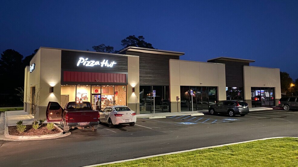 More Photos Of 1300 Elm St W, Hampton Restaurant For Sale