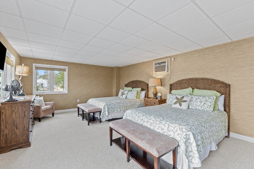 More Photos Of 738 E Main St, Belhaven Hotel For Sale