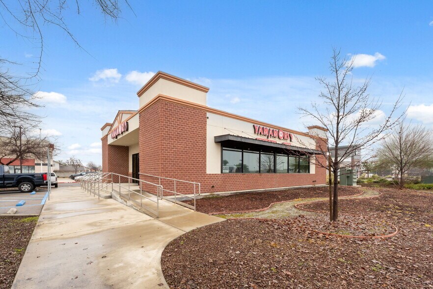 More Photos Of 1377 W El Monte Way, Dinuba Restaurant For Lease