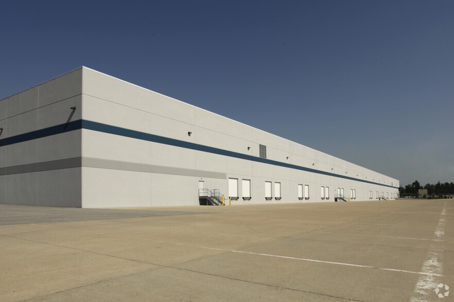 More Photos Of 7240 Global Dr, Louisville Distribution For Lease