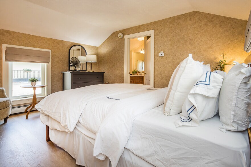 More Photos Of 54 Red Clover Ln, Mendon Hotel For Sale