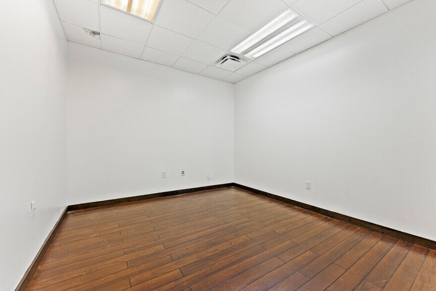 More Photos Of 20165-20199 NE 16th Pl, Miami Flex For Lease