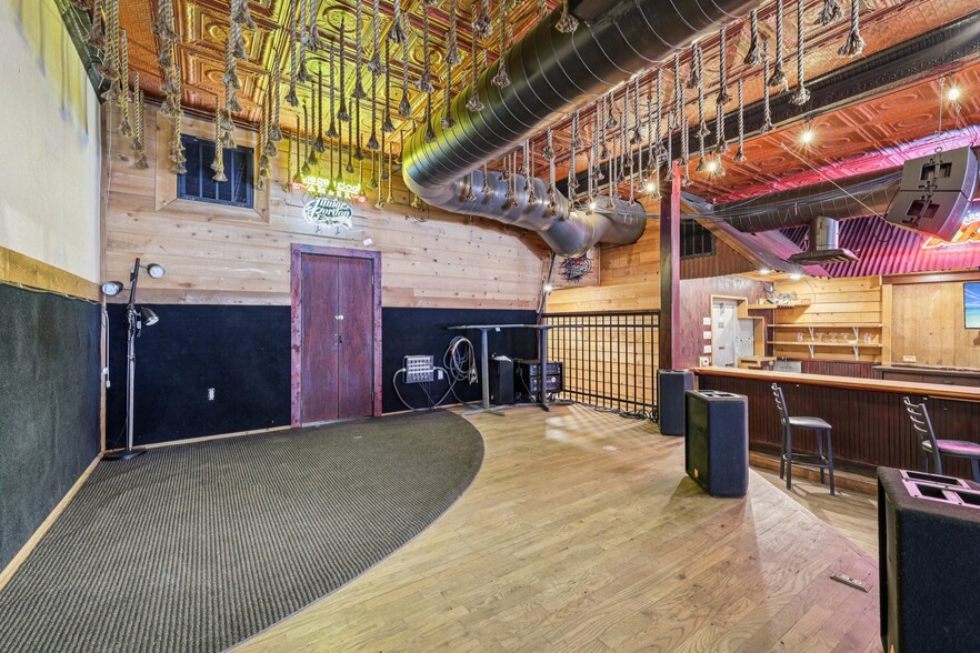 More Photos Of 113 N Main St, Moulton Bar For Sale