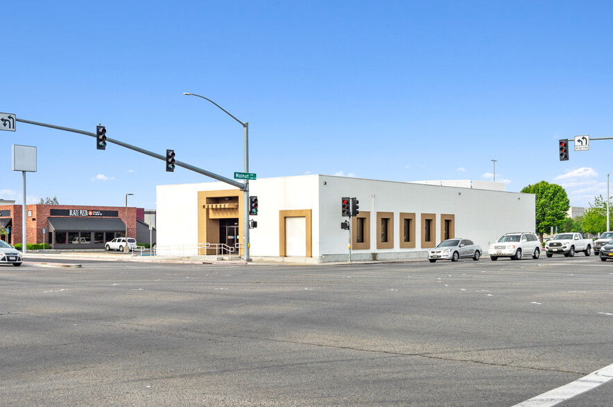 Primary Photo Of 2001 S Mooney Blvd, Visalia Storefront Retail Office For Lease