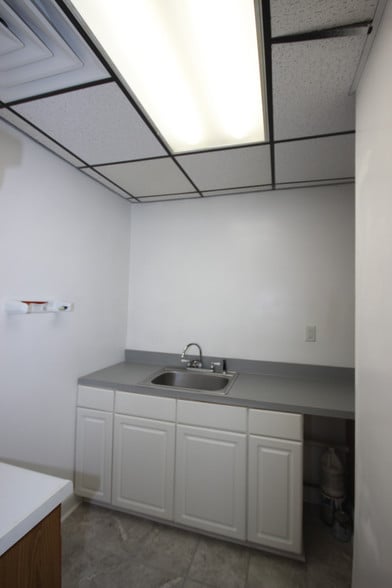 More Photos Of 2401-2411 S Charles Blvd, Greenville Office For Lease