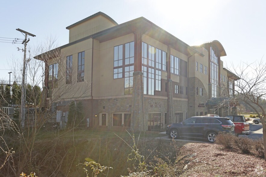 More Photos Of 8 Sheridan Sq, Kingsport Medical For Lease
