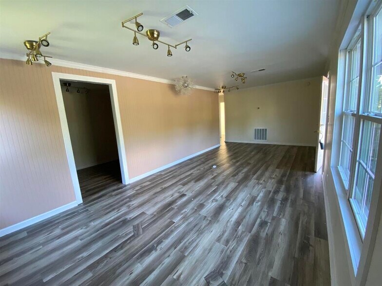 More Photos Of 131 Lakeview Church Rd, Cochran Freestanding For Lease