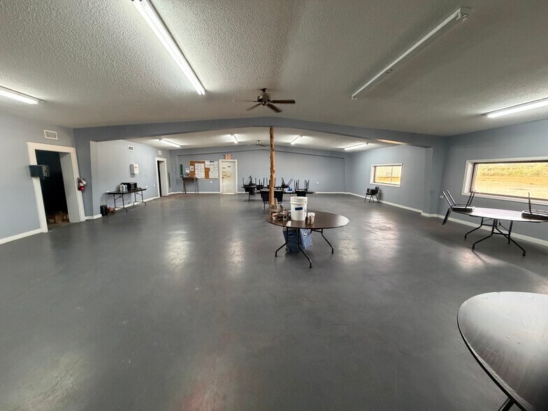 More Photos Of 2400 E Pierce St, Luling Warehouse For Sale