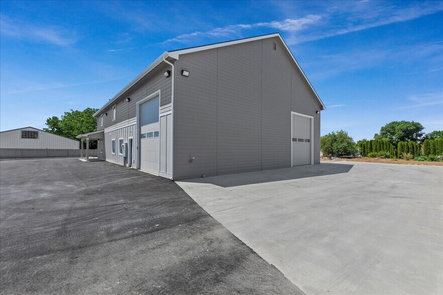 More Photos Of 225 N Happy Valley Rd, Nampa Warehouse For Lease