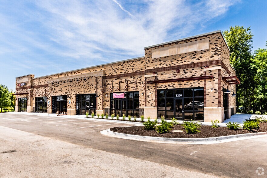 More Photos Of 8250 N Oxford St, Kansas City Storefront For Lease