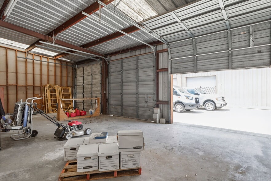 More Photos Of 4808 N Hubert Ave, Tampa Warehouse For Lease