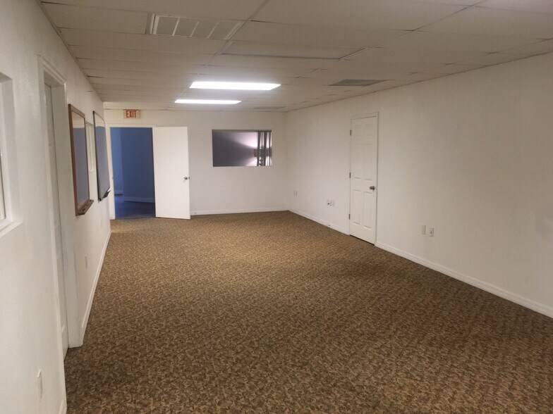 More Photos Of 4201-4205 116th Ter N, Clearwater Warehouse For Lease