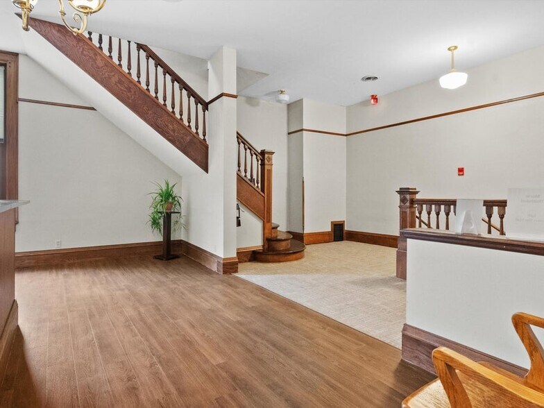 More Photos Of 921-931 8th St, Manitowoc Office For Sale