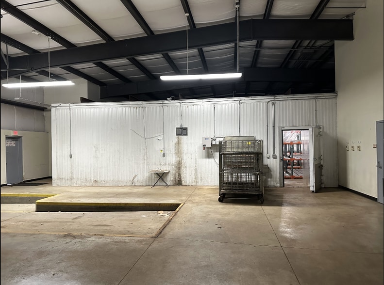 More Photos Of 2402 W Market St, Bloomington Refrigeration Cold Storage For Lease