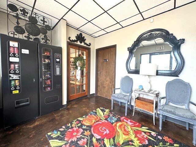 More Photos Of 9414 Westgate Rd, Oklahoma City Office For Lease