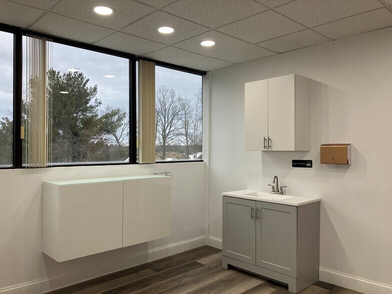 More Photos Of 30 Turnpike Rd, Southborough Medical For Lease