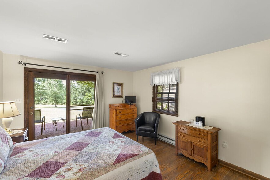 More Photos Of 40 Hospital Rd, Gettysburg Hotel For Sale