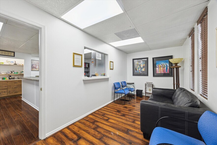 More Photos Of 6910 Bellaire Blvd, Houston Office For Sale