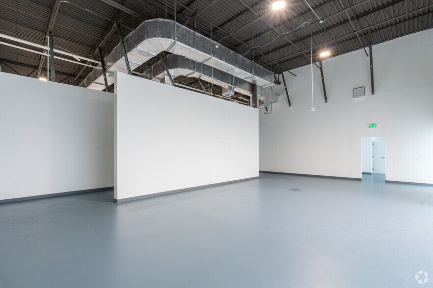 More Photos Of 900 Park Centre Blvd, Miami Gardens Showroom For Lease