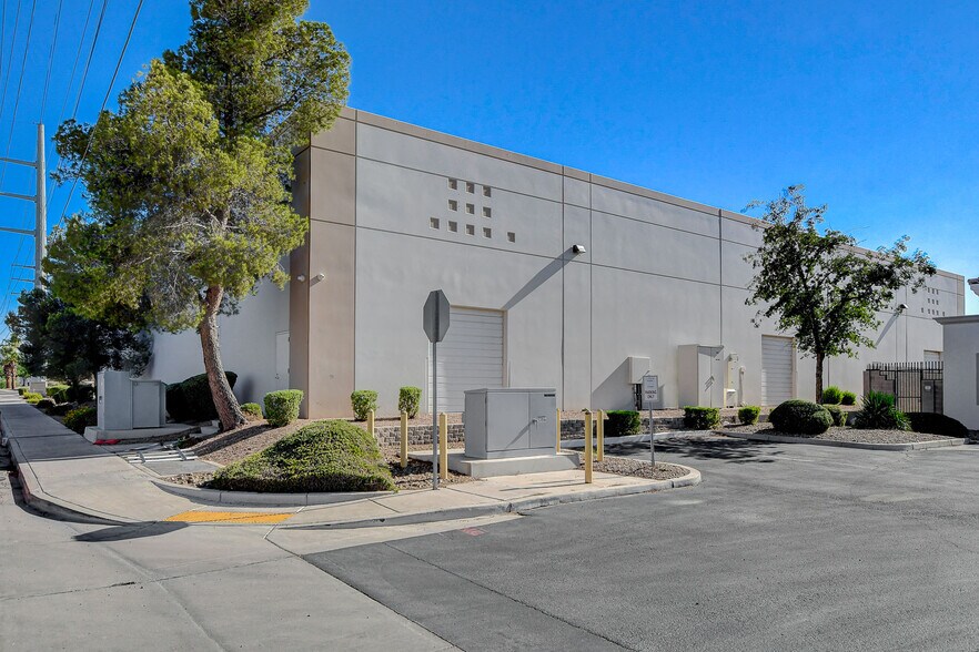 More Photos Of 200 Sunpac Ave, Henderson Warehouse For Sale
