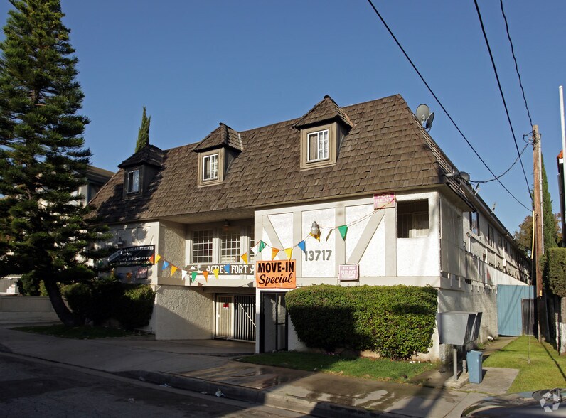 Primary Photo Of 13717 Chadron Ave, Hawthorne Apartments For Sale