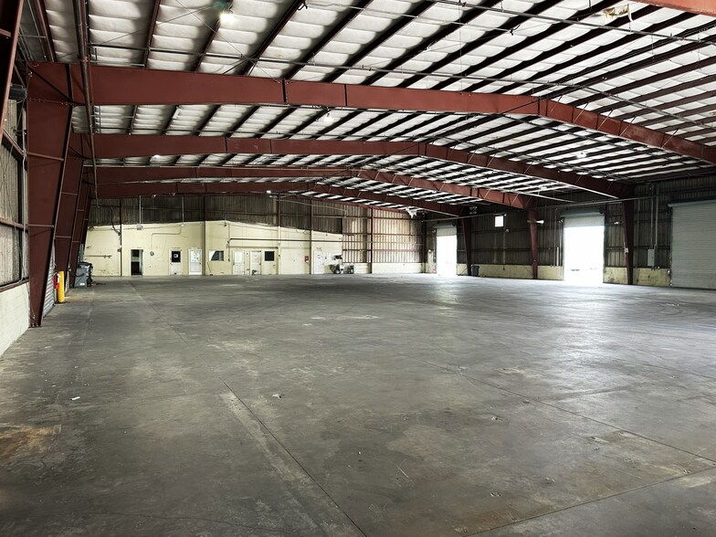 More Photos Of 7904 Interstate Ct, North Fort Myers Warehouse For Lease