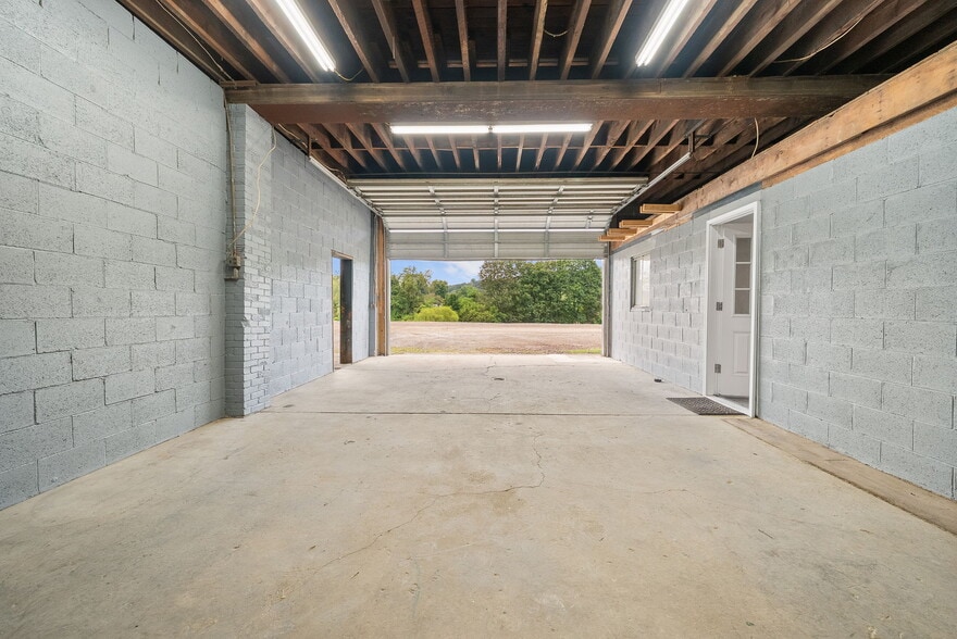 More Photos Of 797 Carlton Dr, Bentleyville Service For Lease