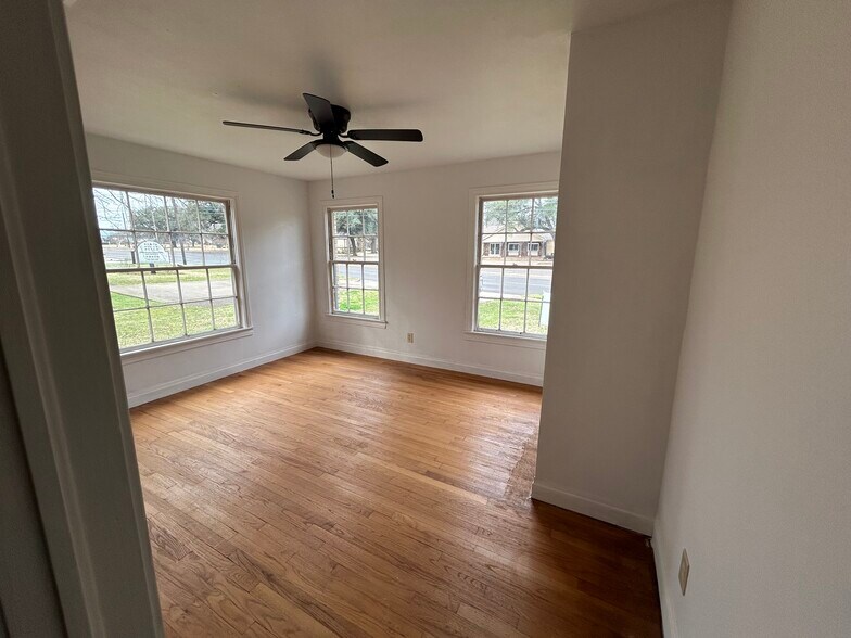 More Photos Of 404 N Henderson Blvd, Kilgore Office For Lease