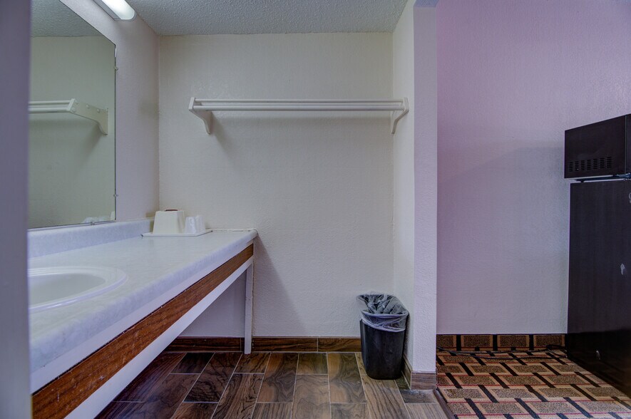 More Photos Of 100 W Wilson St, Valliant Hotel For Sale