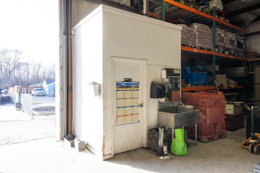 More Photos Of 1621 Se Summit St, Lee's Summit Light Distribution For Lease