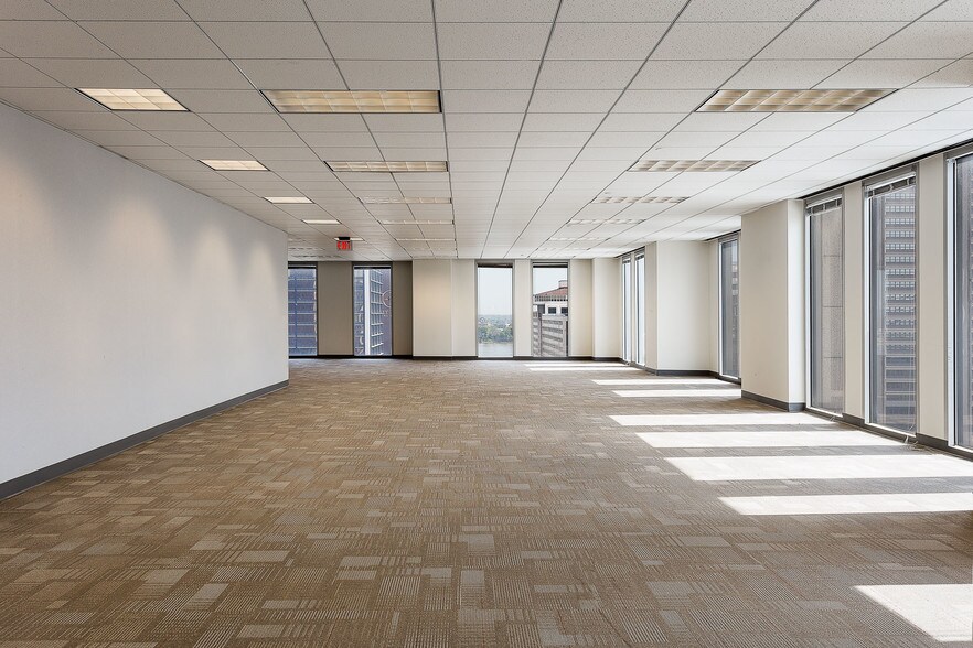 More Photos Of 400 W Market St, Louisville Office For Lease