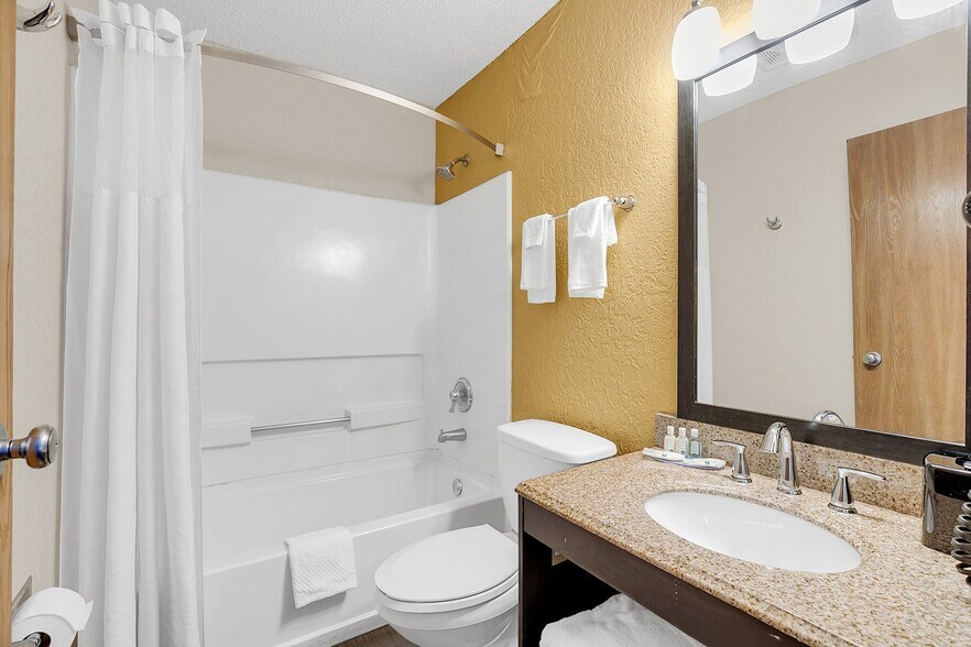 More Photos Of 1392 W North Blvd, Leesburg Hotel For Sale