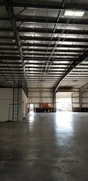 More Photos Of 3543 Steelhead Run Ave, Albany Manufacturing For Lease