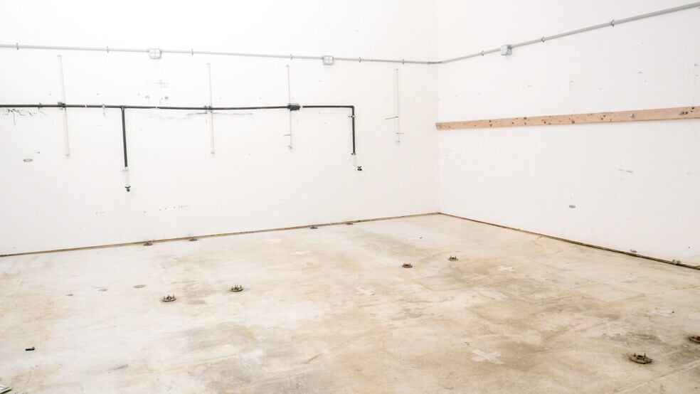 More Photos Of 440 Dry Bridge Rd, North Kingstown Warehouse For Sale