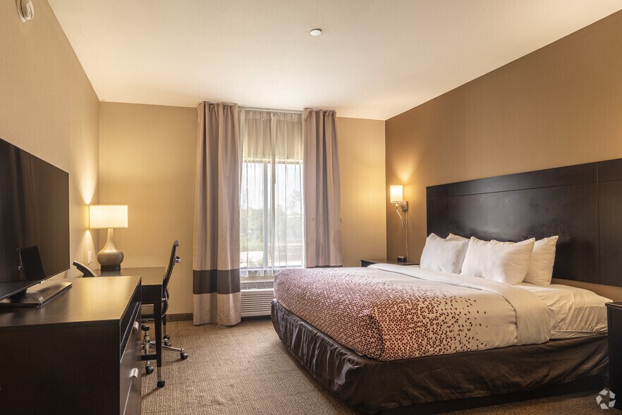 More Photos Of 9120 Airport Blvd, Houston Hotel For Sale