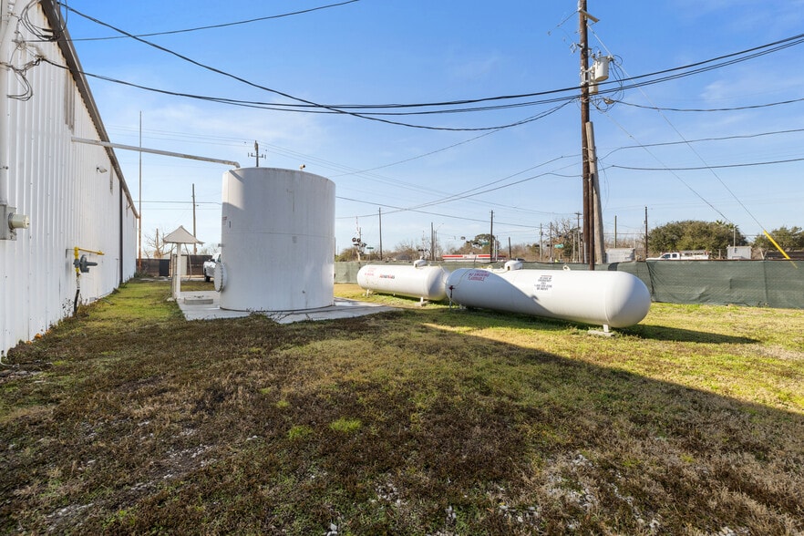 More Photos Of 6701 Almeda Genoa Rd, Houston Warehouse For Sale