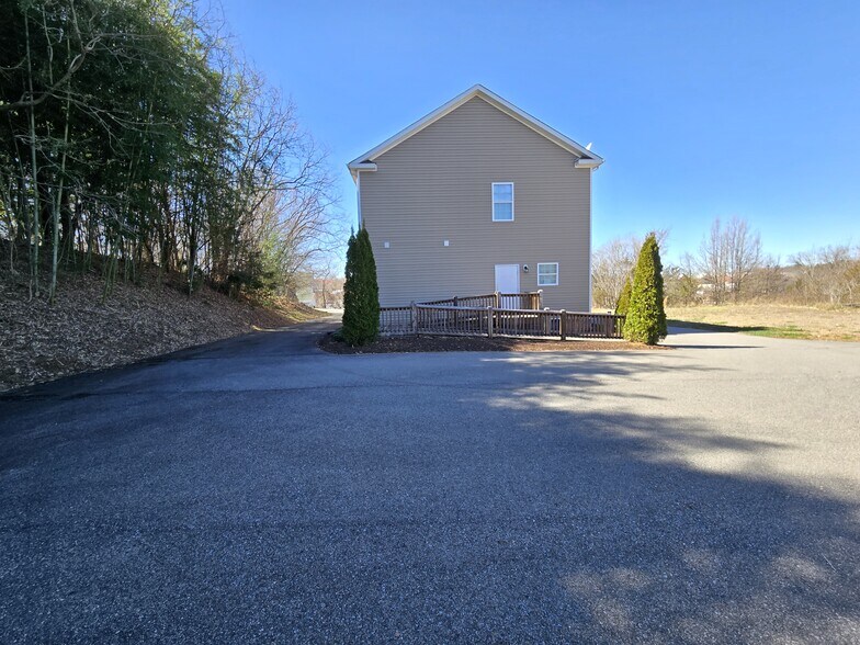More Photos Of 106 N Bridge St, Farmville Medical For Sale