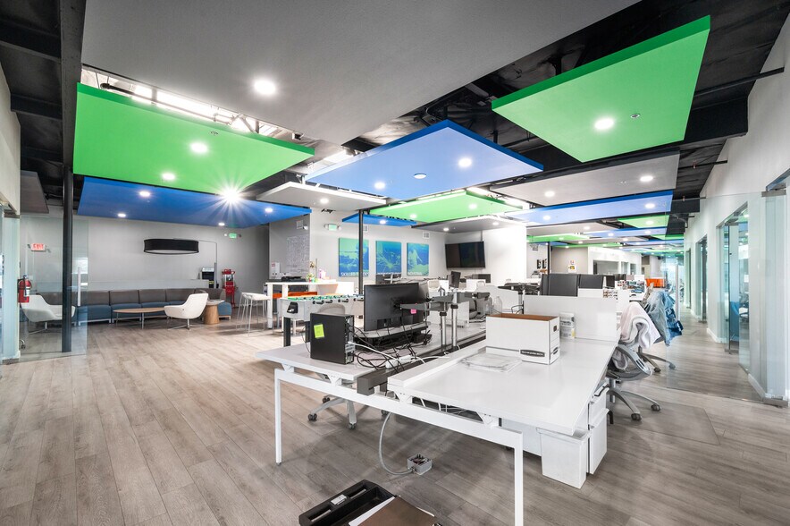 More Photos Of 800 E Dyer Rd, Santa Ana Showroom For Sale