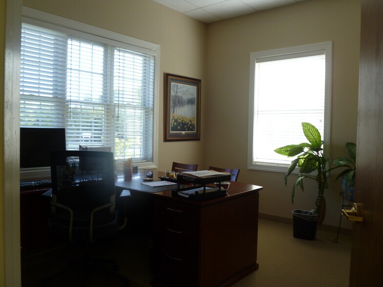 More Photos Of 4000-4008 Genesee Pl, Woodbridge Medical For Lease
