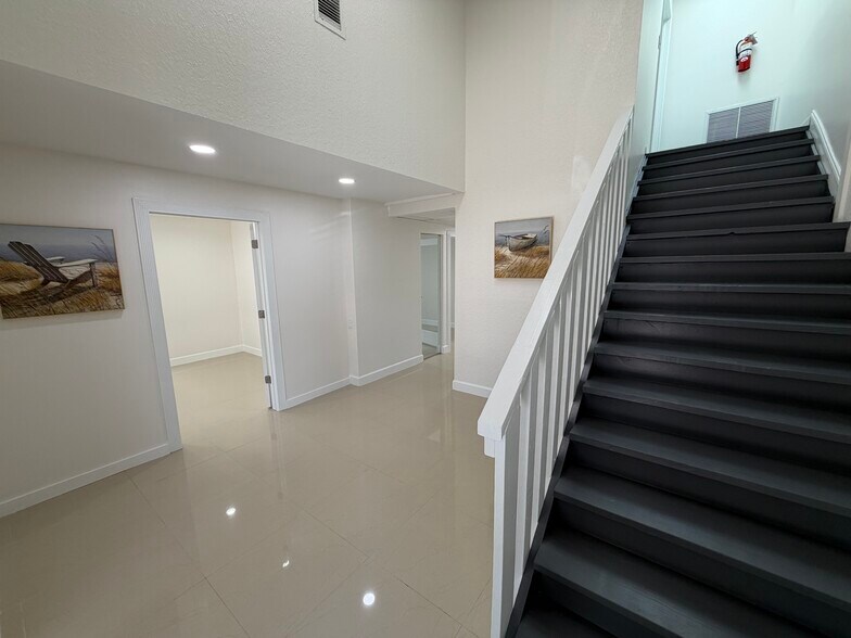 More Photos Of 500 W Commerce Way W, Jupiter Warehouse For Lease